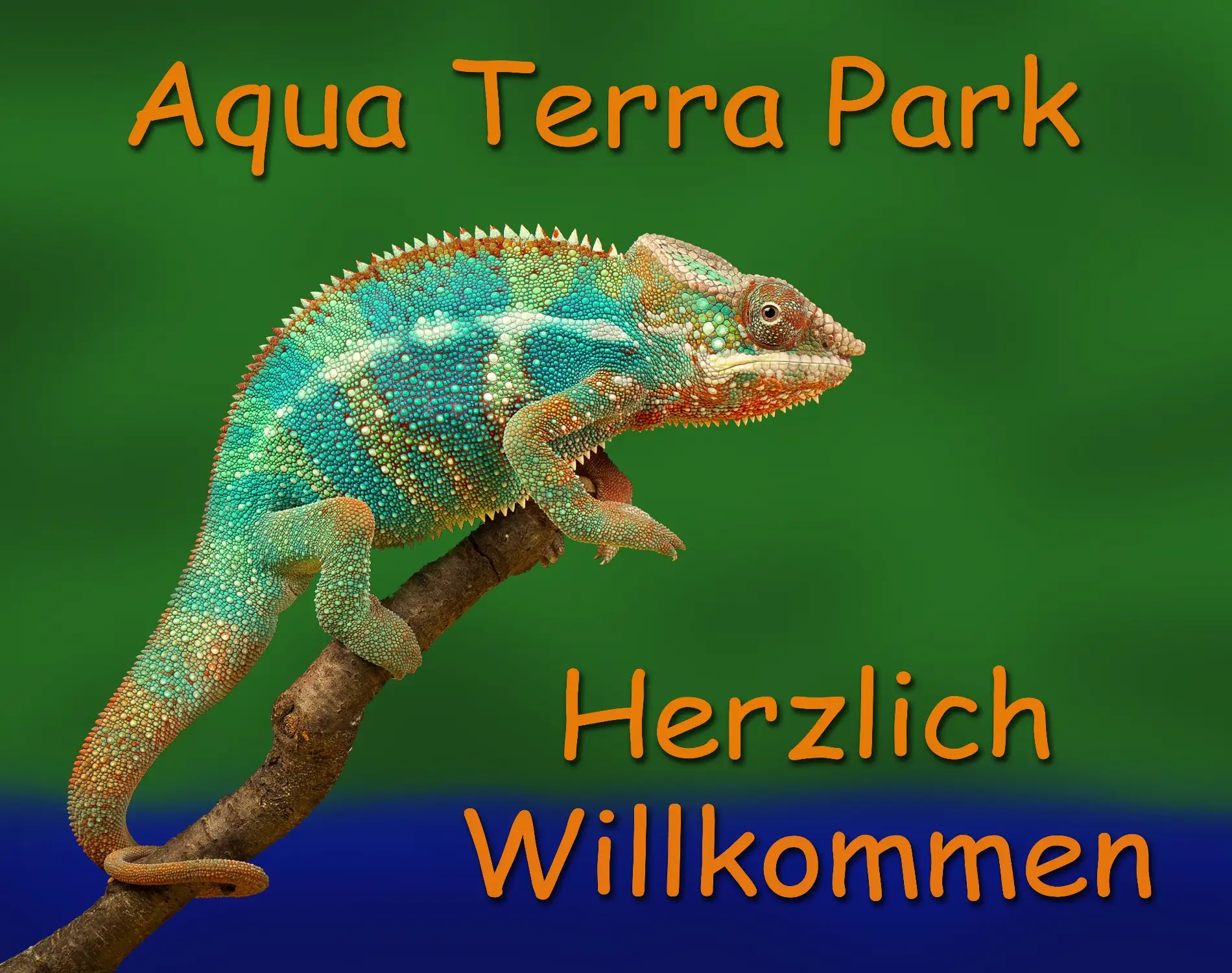 Das Aqua-Terra-Park-Schild: Chamäleon auf einem Ast, darunter „Herzlich Willkommen“